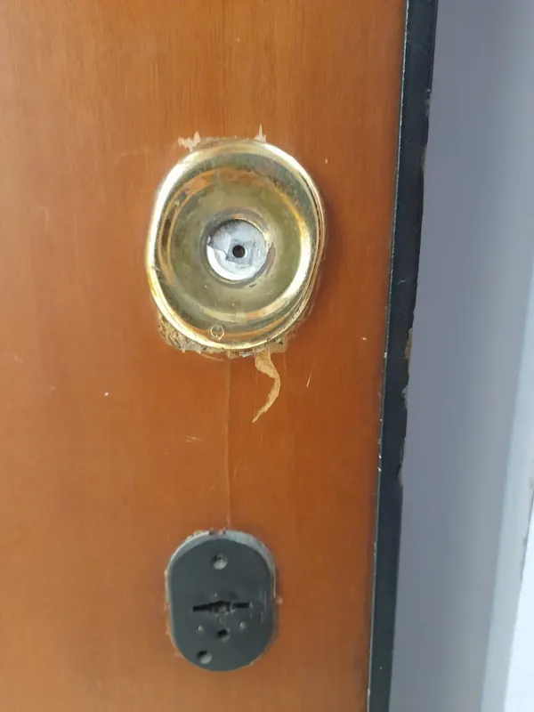 Cilindro europeo forzato durante un tentativo di scasso a Bologna