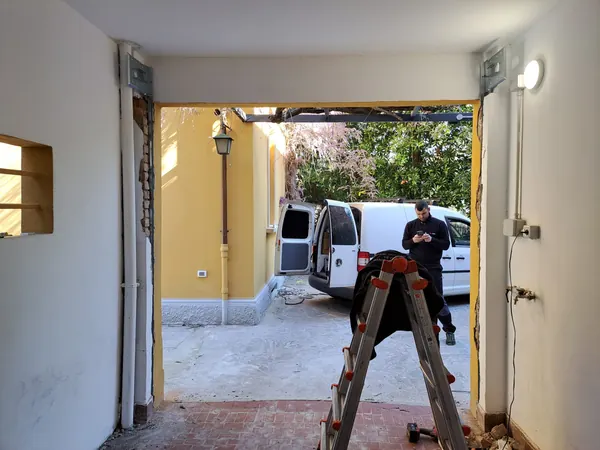 Eugenio, il fabbro di ServiceSOS.it, in cantiere per l’installazione di una serranda