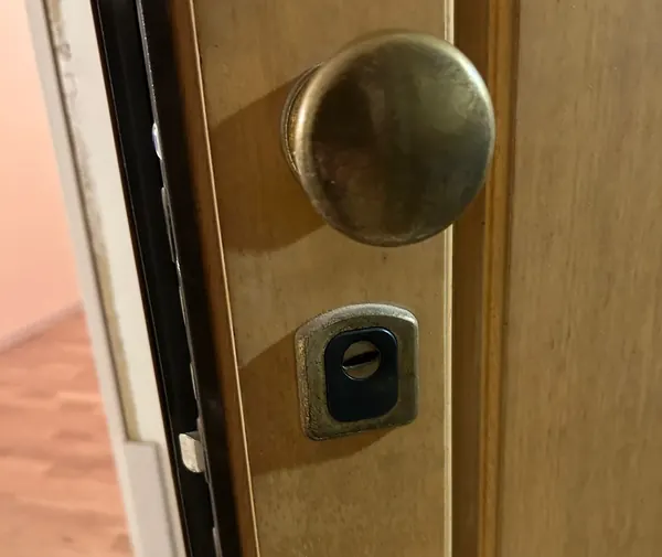 Pomolo e defender su porta blindata, intervento del fabbro a Bologna