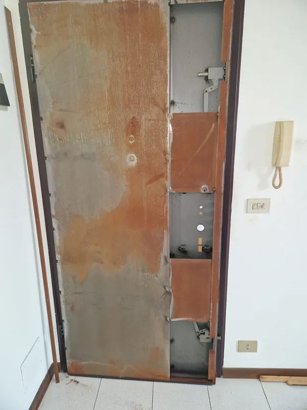 Porta blindata con pannello rimosso per intervenire sulla serratura a Bologna
