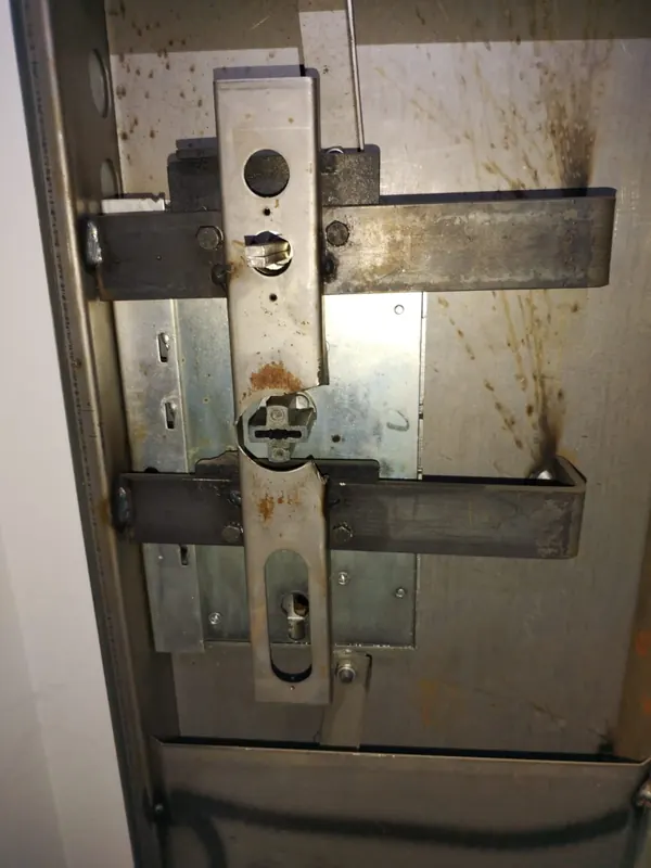 Interno di una serratura di porta blindata con piastre di protezione, Bologna